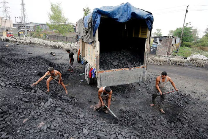 Buruh Memuat Batu Bara ke Truk Pemasok di Pinggiran Jammu (Reuters/Mukesh Gupta)