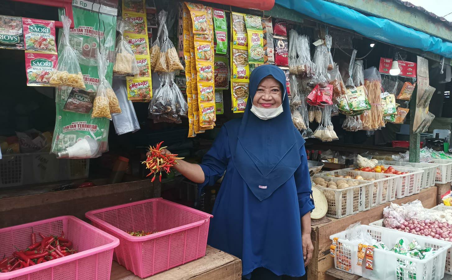 Pedagang pasar bahan pangan di pasar Sepinggan Balikpapan, Rini