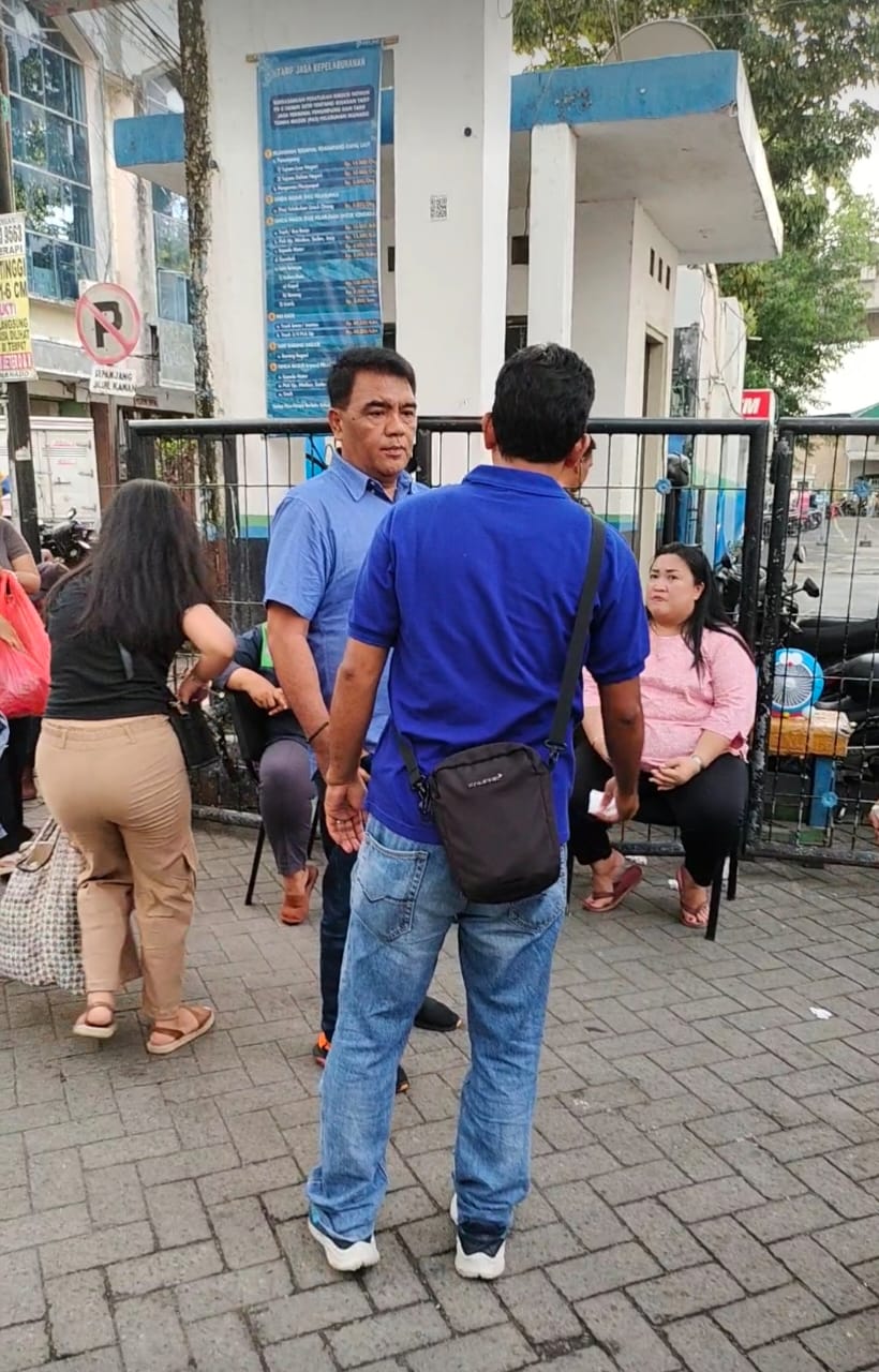 Anggota  Komisi III DPRD Kota Manado, Lucky Datau saat mendatangi Pelabuhan Manado. (Foto:Mike)