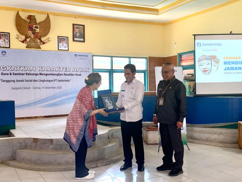 Peduli Pengembangan Karakter Anak di Geopark Ciletuh, Jamkrindo Gelar Pelatihan Guru dan Seminar Parenting