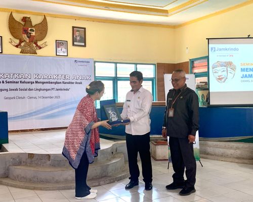 Peduli Pengembangan Karakter Anak di Geopark Ciletuh, Jamkrindo Gelar Pelatihan Guru dan Seminar Parenting