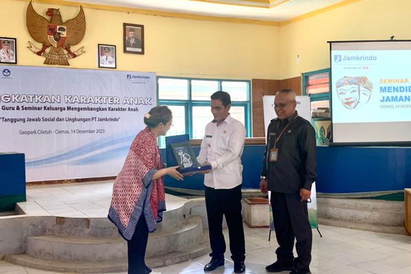 Peduli Pengembangan Karakter Anak di Geopark Ciletuh, Jamkrindo Gelar Pelatihan Guru dan Seminar Parenting