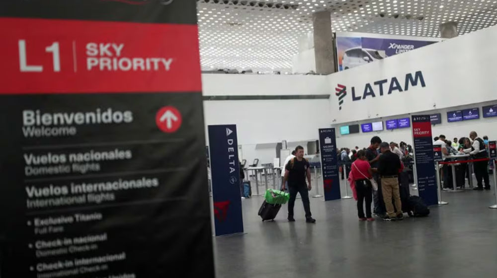 Penumpang Berjalan di Bandara Internasional Benito Juarez setelah Administrasi Penerbangan Federal (FAA)