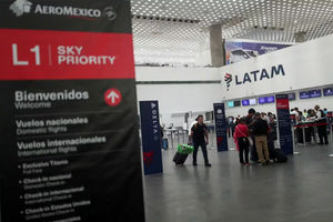 Penumpang Berjalan di Bandara Internasional Benito Juarez setelah Administrasi Penerbangan Federal (FAA)