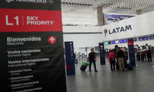 Penumpang Berjalan di Bandara Internasional Benito Juarez setelah Administrasi Penerbangan Federal (FAA)