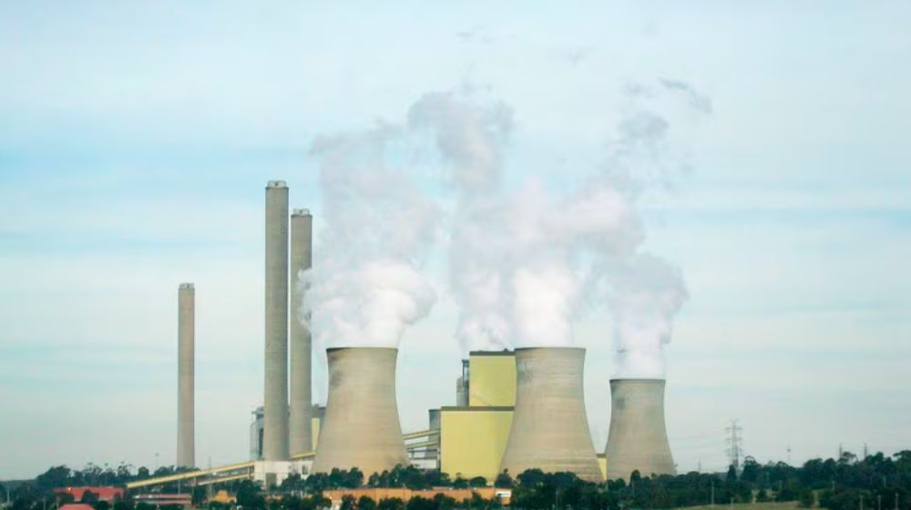 Uap Naik dari Menara Pendingin di Pembangkit Listrik Tenaga Batu Bara Loy Yang