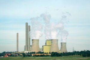 Uap Naik dari Menara Pendingin di Pembangkit Listrik Tenaga Batu Bara Loy Yang