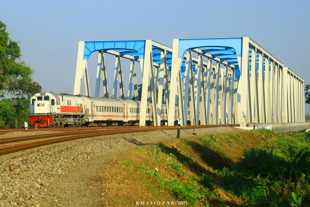 KA CL Dhoho-Penataran melintas Jembatan Kali Brantas selepas berangkat dari Stasiun Kertosono