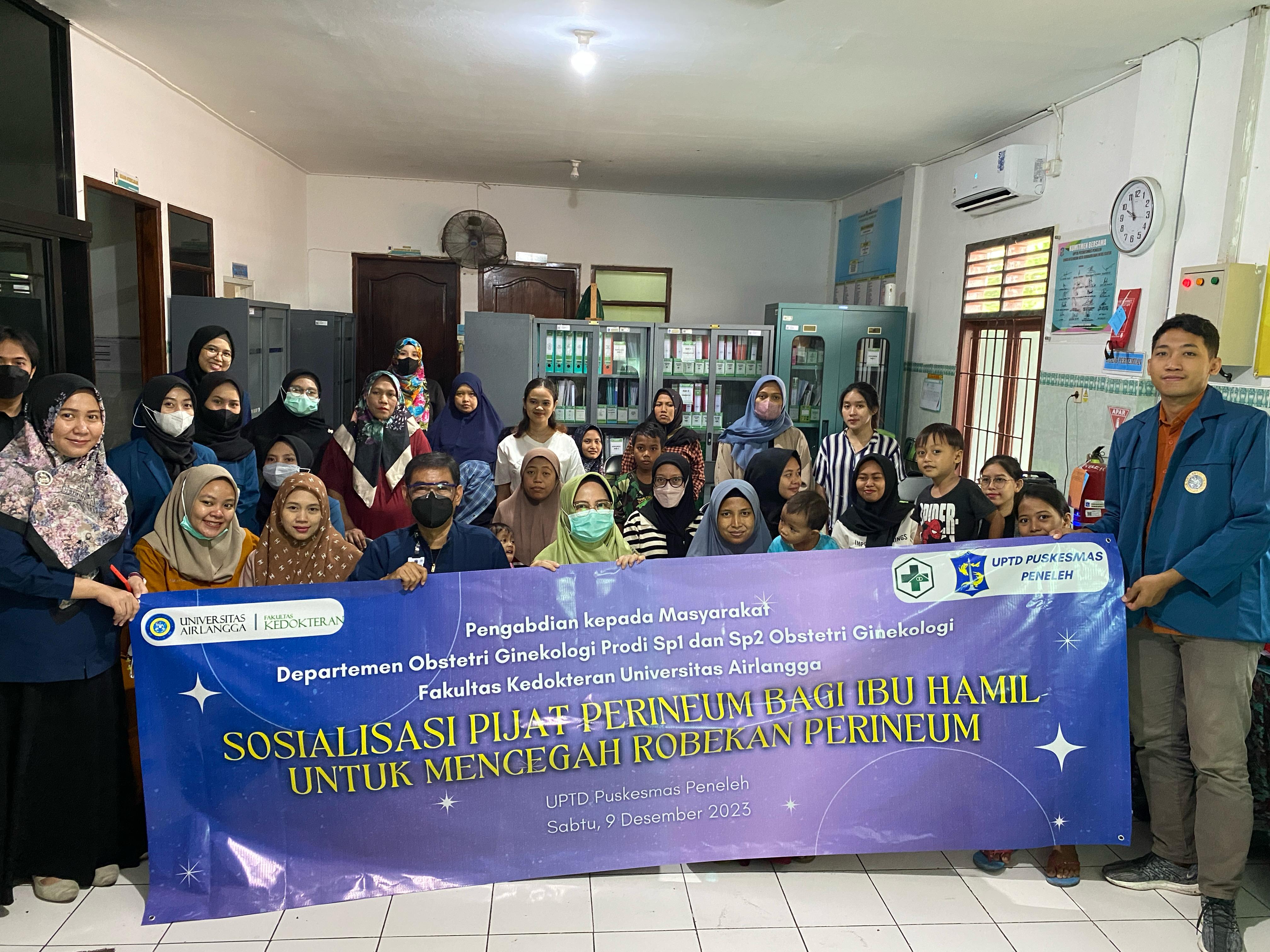 Tim Pengmas Obgin FK Unair yang mengedukasi masyarakat tentang pijat perineum.