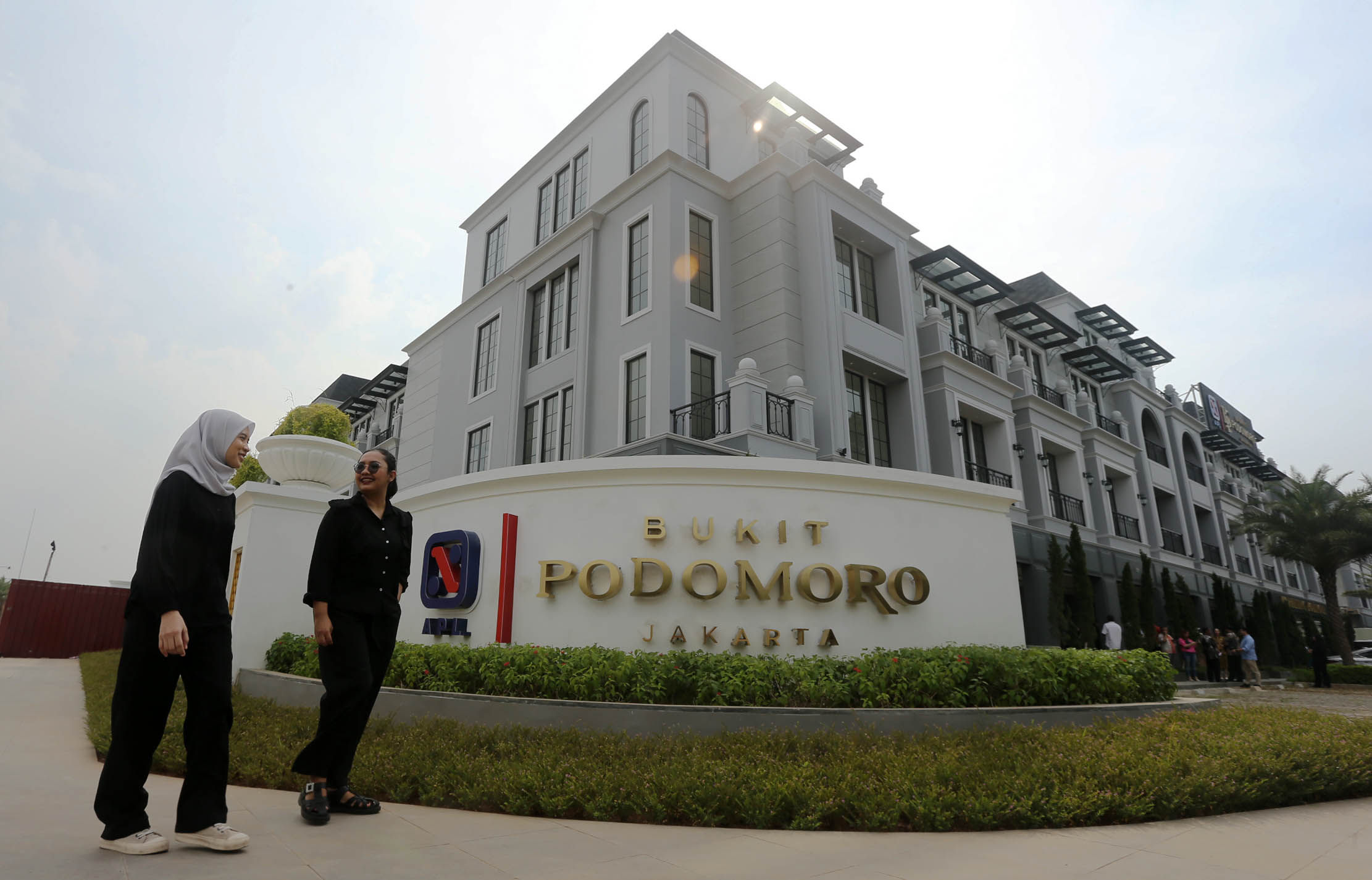 Ruko Bukit Avenue merupakan bagian dari Bukit Podomoro Business Park yang berada di kawasan hunian Bukit Podomoro Jakarta. Area bisnis dan komersial ini akan diproyeksikan menjadi the biggest commercial area dan new central business district (CBD) di Jakarta Timur. Sabtu 15 Desember 2023. Foto : Panji Asmoro/TrenAsia