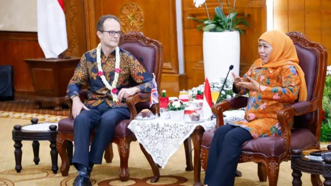 Gubernur Jatim Khofifah Indar Parawansa bertemu dengan Duta Besar (Dubes) Inggris untuk Indonesia dan Timor Leste Dominic Jermey di Surabaya