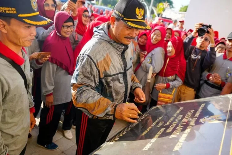 Wali Kota Madiun Maidi saat meresmikan Pondok Lansia 