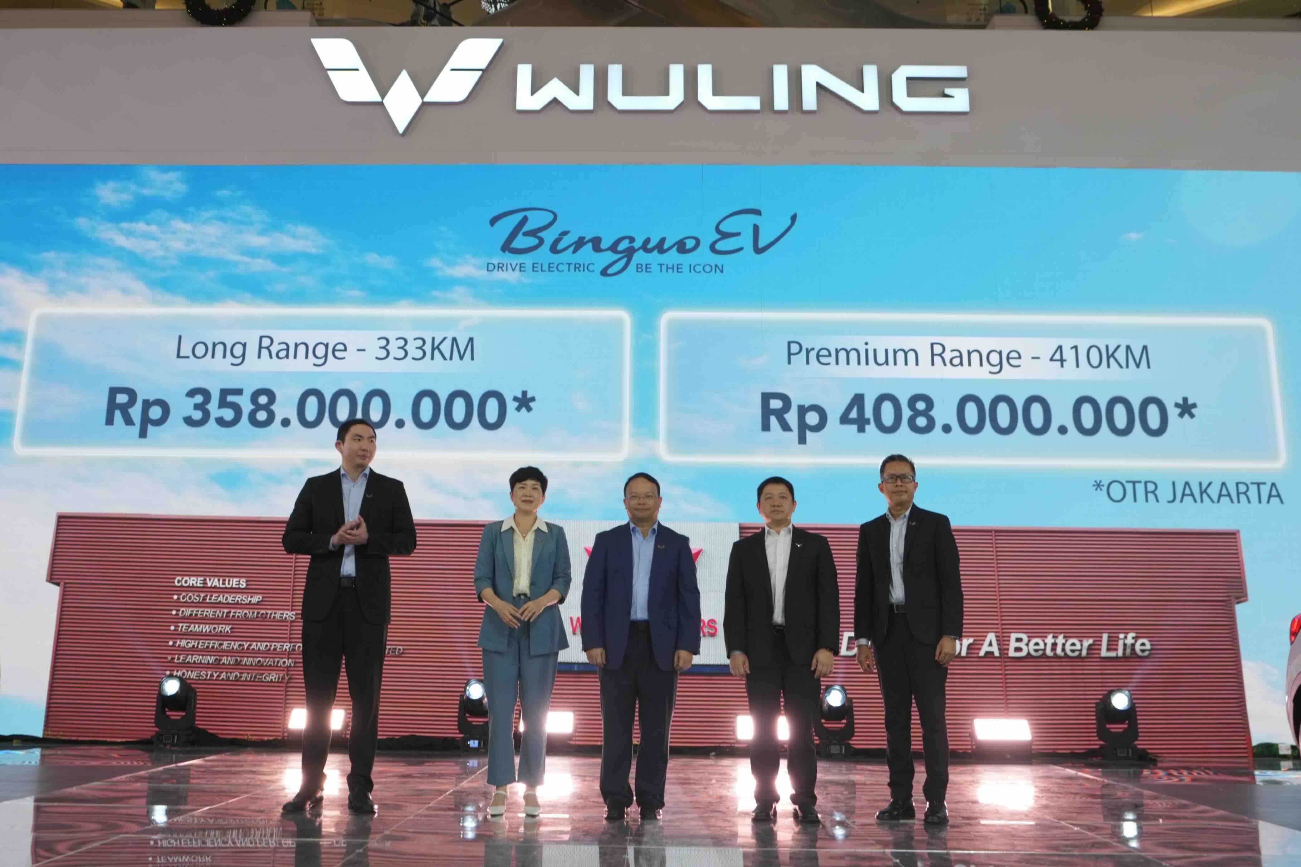 Wuling memasarkan produk mobil listrik keduanya, Binguo EV di rentang harga Rp358.000.000 untuk Long Range sampai dengan Rp408.000.000 untuk Premium Range (OTR Jakarta).jpeg