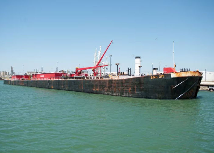 Tongkang Laut Dimuat dengan Minyak Mentah dari Formasi Eagle Ford Shale di Crude Dock yang Baru Diperluas di Pelabuhan Corpus Christi, Texas (Reuters/Darren Abate)