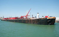 Tongkang Laut Dimuat dengan Minyak Mentah dari Formasi Eagle Ford Shale di Crude Dock yang Baru Diperluas di Pelabuhan Corpus Christi, Texas (Reuters/Darren Abate)