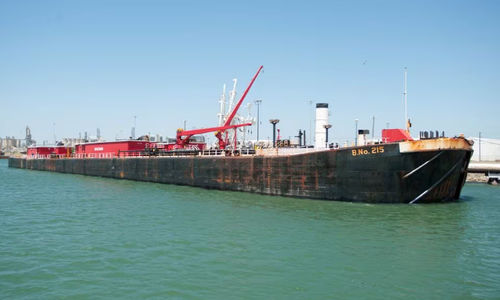 Tongkang Laut Dimuat dengan Minyak Mentah dari Formasi Eagle Ford Shale di Crude Dock yang Baru Diperluas di Pelabuhan Corpus Christi, Texas