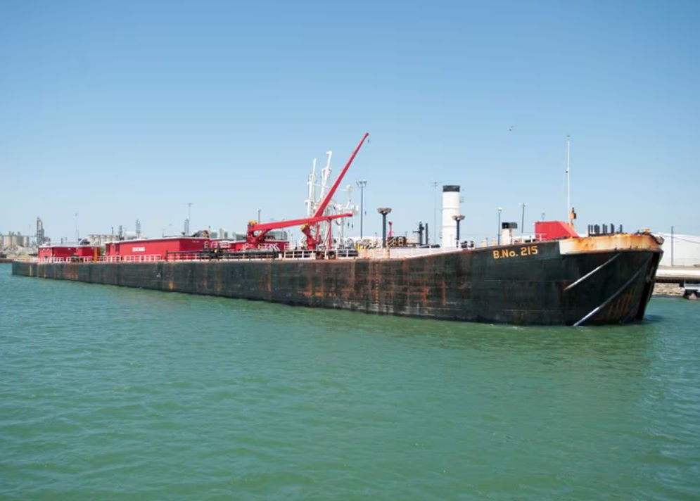 Tongkang Laut Dimuat dengan Minyak Mentah dari Formasi Eagle Ford Shale di Crude Dock yang Baru Diperluas di Pelabuhan Corpus Christi, Texas