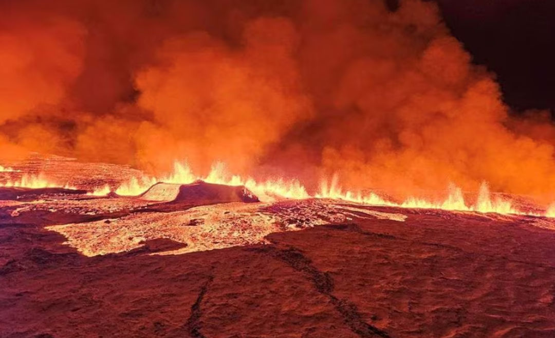 Sebuah Gunung Berapi Memuntahkan Lahar dan Asap Saat Meletus di Grindavik, Islandia (Reuters)