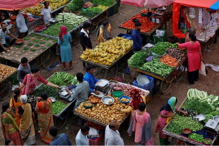 Pelanggan Membeli Buah-Buahan dan Sayuran di Ahmedabad, India