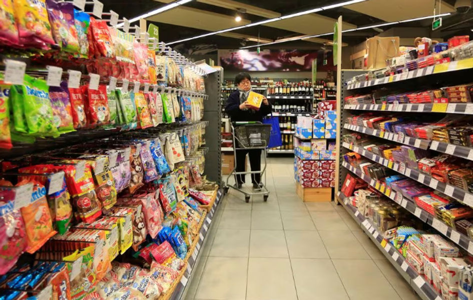 Seorang Pelanggan Memilih Produk di Sebuah Supermarket di Shanghai