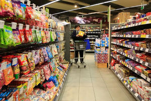 Seorang Pelanggan Memilih Produk di Sebuah Supermarket di Shanghai