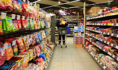 Seorang Pelanggan Memilih Produk di Sebuah Supermarket di Shanghai