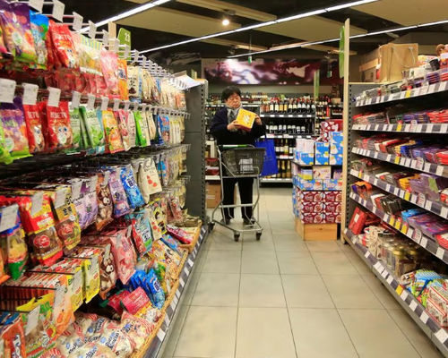 Seorang Pelanggan Memilih Produk di Sebuah Supermarket di Shanghai