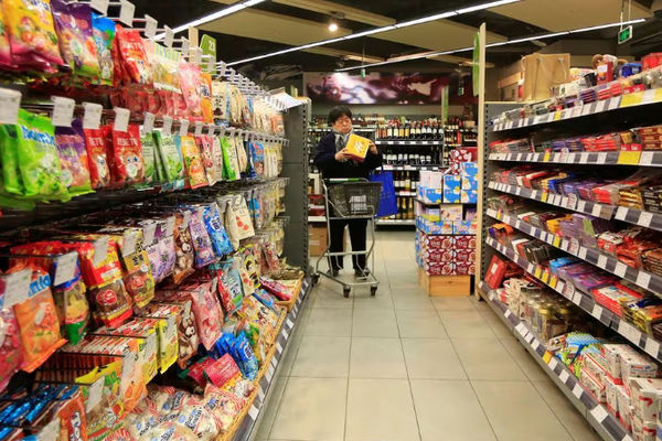 Seorang Pelanggan Memilih Produk di Sebuah Supermarket di Shanghai