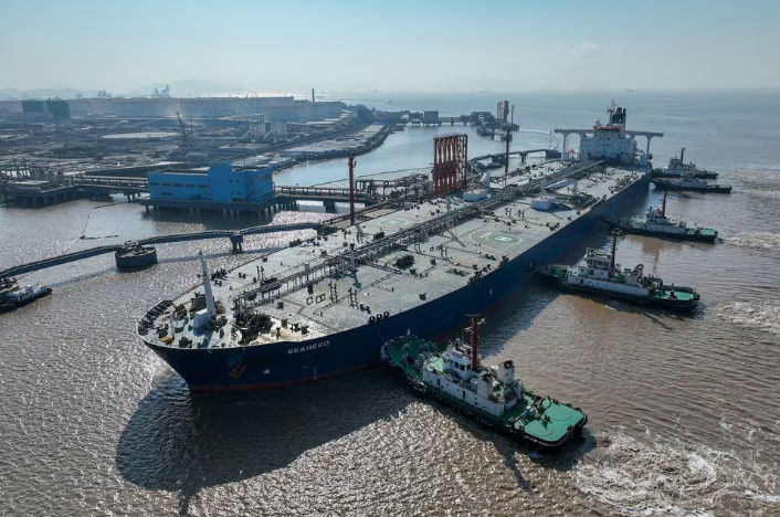 Kapal Tanker Minyak Mentah di Terminal Minyak di Lepas Pulau Waidiao di Zhoushan, Provinsi Zhejiang, China (Reuters/China Daily)