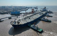 Kapal Tanker Minyak Mentah di Terminal Minyak di Lepas Pulau Waidiao di Zhoushan, Provinsi Zhejiang, China
