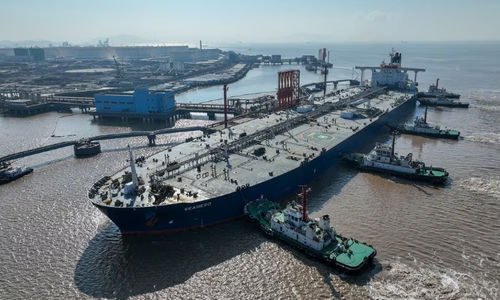 Kapal Tanker Minyak Mentah di Terminal Minyak di Lepas Pulau Waidiao di Zhoushan, Provinsi Zhejiang, China
