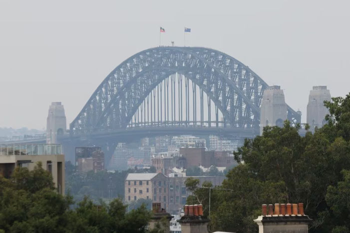 Pemandangan Jembatan Pelabuhan Sydney yang Diselimuti Kabut Asap dari Kebakaran Hutan di Dekatnya di Sydney, Australia (Reuters/Alasdair Pal)