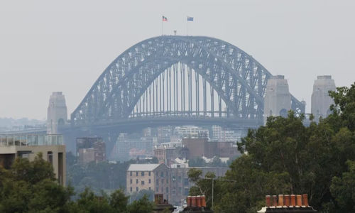 Pemandangan Jembatan Pelabuhan Sydney yang Diselimuti Kabut Asap dari Kebakaran Hutan di Dekatnya di Sydney, Australia (Reuters/Alasdair Pal)