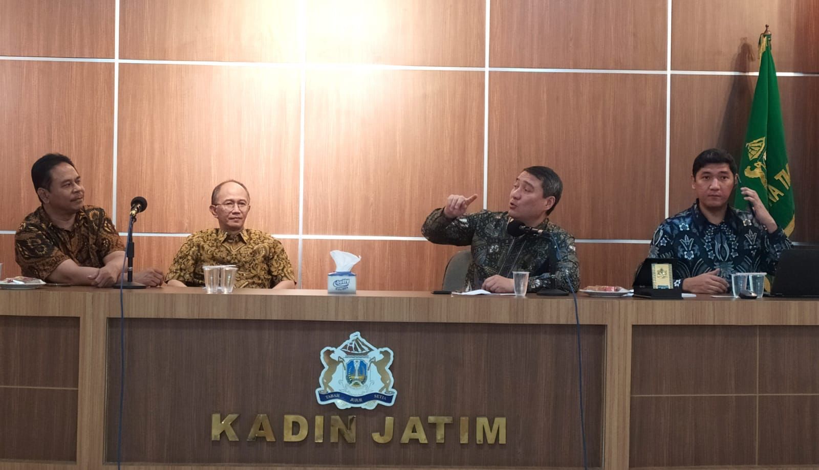(Kiri ke kanan) : Wakil Ketua Umum Bidang Jasa dan Perdagangan Luar Negeri Kadin Jatim Prof. Tommy Kayhatu, Ketua Umum Kadin Jatim Adik Dwi Putranto, Duta Besar Kazakhstan untuk Indonesia Serzhan Abdykarimov dan First Secretary Kedutaan Besar Kazakhstan untuk Indonesia Bauyrzhan Zhaparov saat kunjungan ke Graha Kadin Jatim. Surabaya, Senin (18/12/2022).