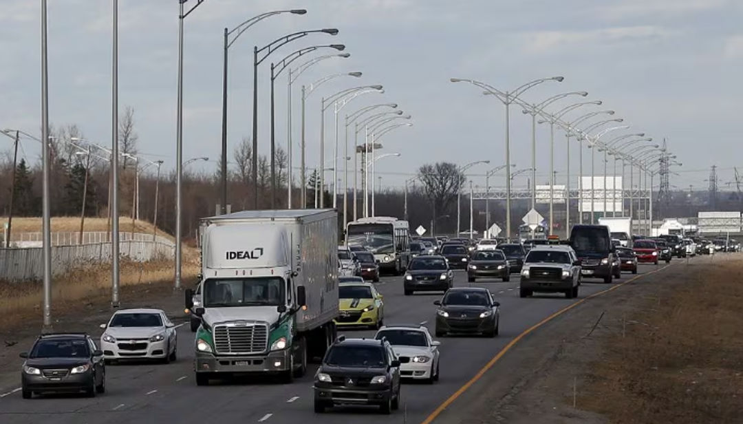 Mobil Digambarkan dalam Lalu Lintas di Capital Highway di Kota Quebec (Reuters/Mathieu Belanger)