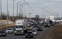 Mobil Digambarkan dalam Lalu Lintas di Capital Highway di Kota Quebec
