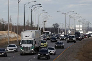 Mobil Digambarkan dalam Lalu Lintas di Capital Highway di Kota Quebec