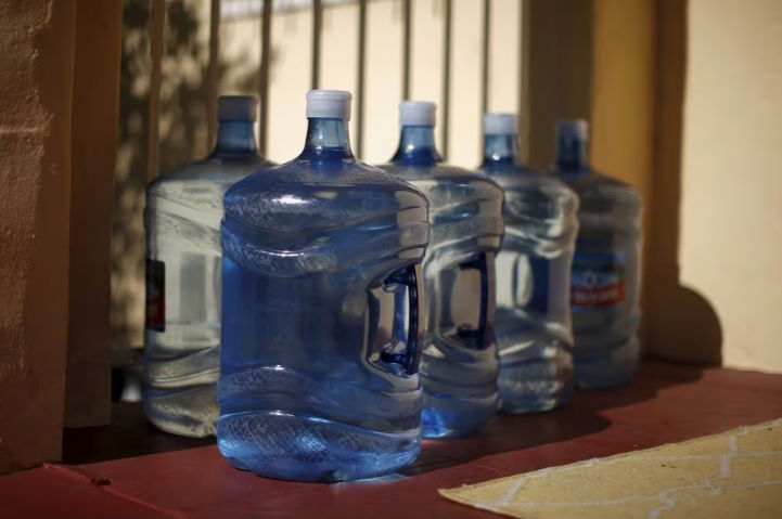Wadah Berisi Air Minum Diletakkan di Ambang Pintu Setelah Dikirim Ke Sebuah Rumah di Los Angeles (Reuters/Lucy Nicholson)