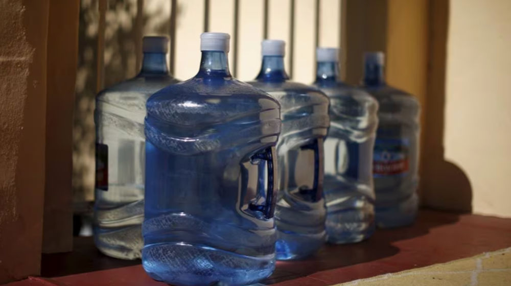 Wadah Berisi Air Minum Diletakkan di Ambang Pintu Setelah Dikirim Ke Sebuah Rumah di Los Angeles