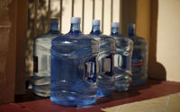 Wadah Berisi Air Minum Diletakkan di Ambang Pintu Setelah Dikirim Ke Sebuah Rumah di Los Angeles