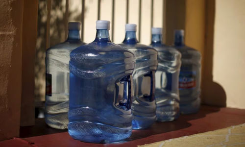 Wadah Berisi Air Minum Diletakkan di Ambang Pintu Setelah Dikirim Ke Sebuah Rumah di Los Angeles (Reuters/Lucy Nicholson)