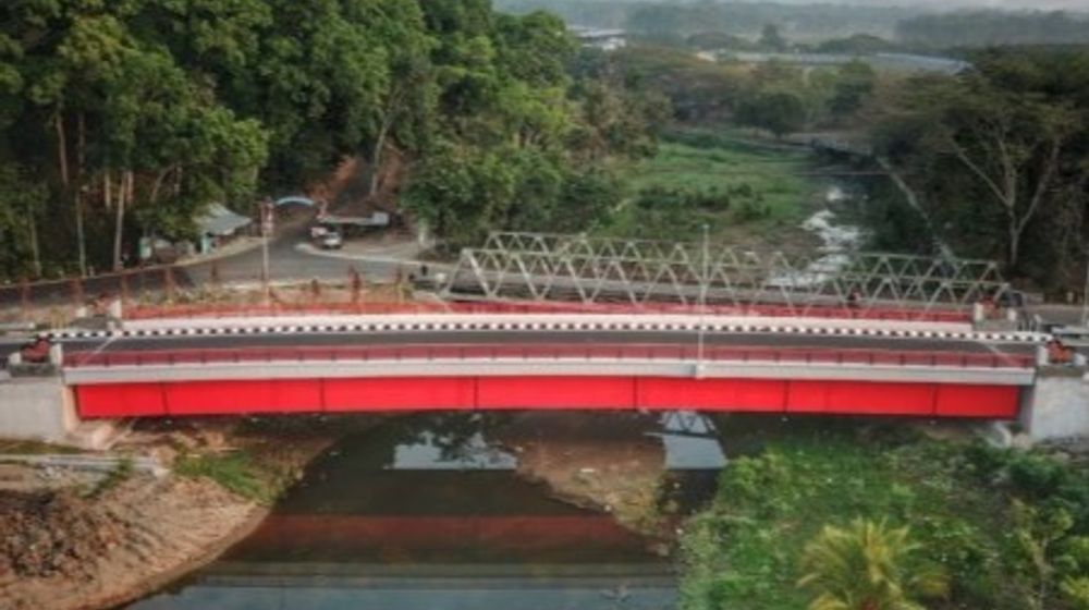 dukung-layanan-logistik-dan-transportasi-nataru-2024-kementerian-pupr-tuntaskan-penggantian-9-jembatan-ch-di-jawa-timur-WhatsApp Image 2023-12-18 at 15.23.05.jpeg