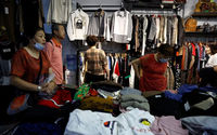 Pelanggan Berbelanja Pakaian di Sebuah Kios di dalam Pasar Grosir di Beijing, China