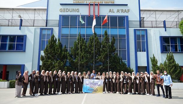 Puluhan Siswi SMK YP 17 Baradatu Tour Campus di IIB Darmajaya