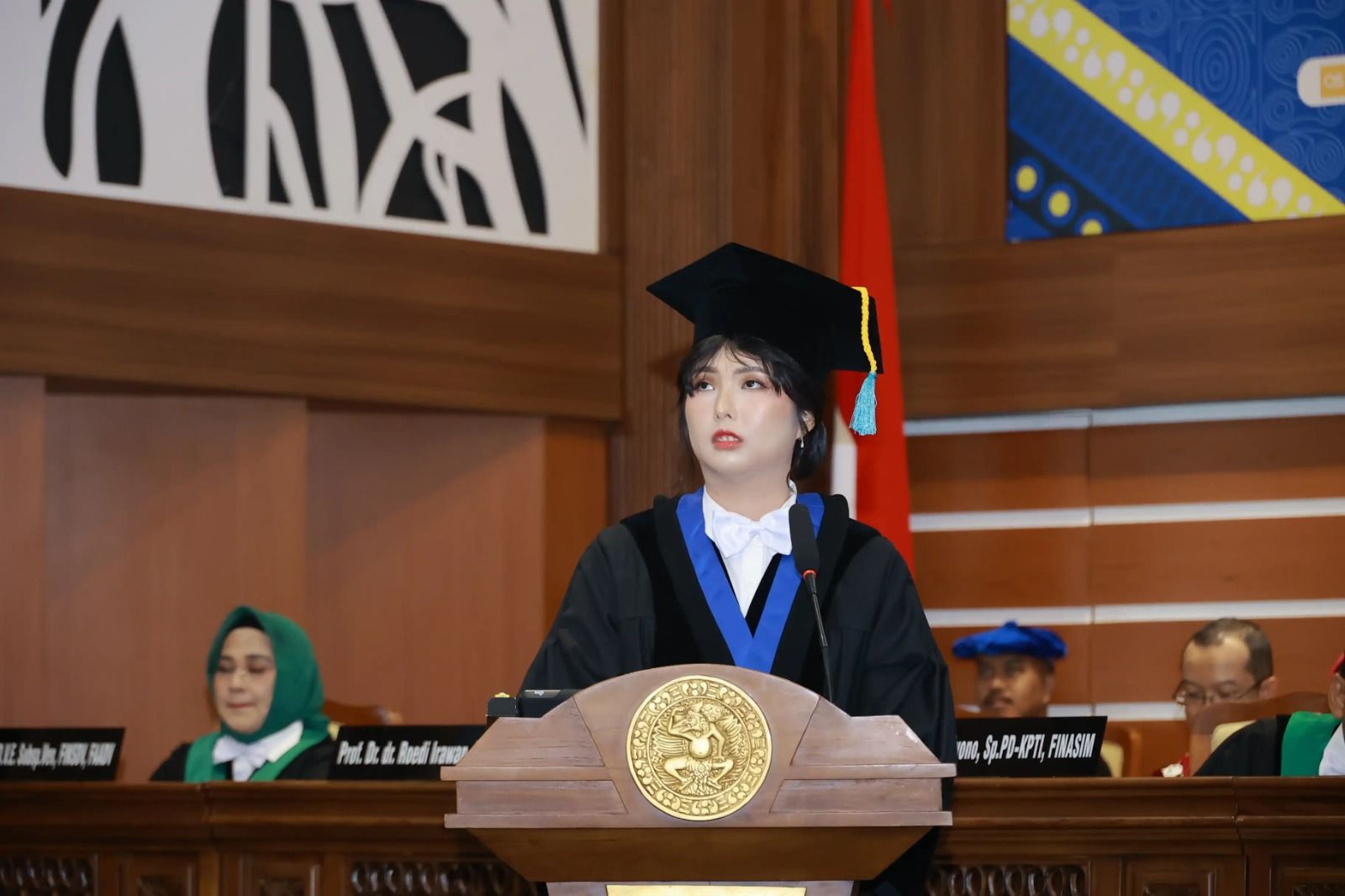Prof (HCUA) Carina Dewi Joe BSc MSc PhD saat pengukuhannya sebagai Guru Besar Kehormatan Universitas Airlangga (UNAIR), Rabu (20/12/2023).