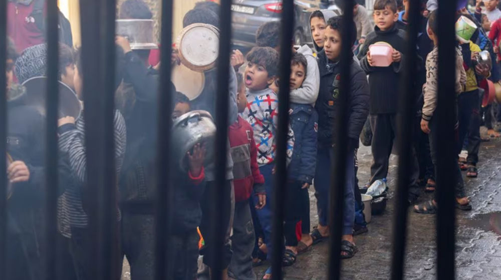 Anak-Anak Palestina Membawa Panci Saat Mengantri untuk Menerima Makanan yang Dimasak oleh Dapur Amal, Di Tengah Kekurangan Pasokan Makanan