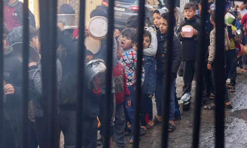 Anak-Anak Palestina Membawa Panci Saat Mengantri untuk Menerima Makanan yang Dimasak oleh Dapur Amal, Di Tengah Kekurangan Pasokan Makanan