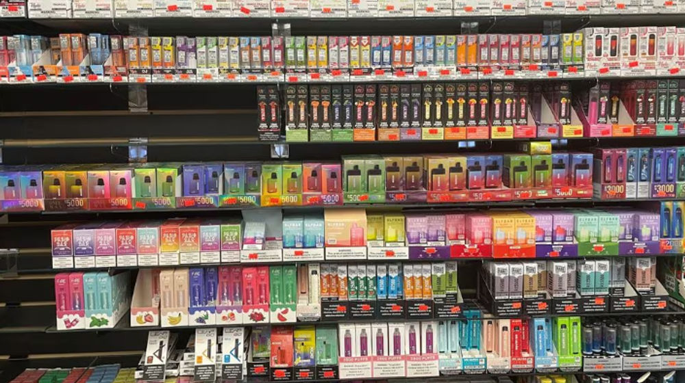 Produk Rokok Elektrik Beraroma Terlihat di Rak Toko di Raleigh, North Carolina