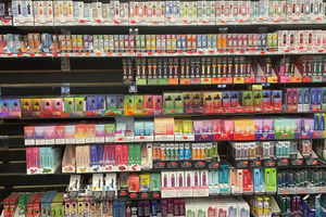 Produk Rokok Elektrik Beraroma Terlihat di Rak Toko di Raleigh, North Carolina