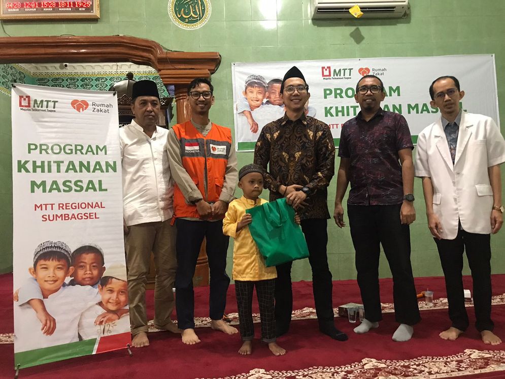 Foto bersama Ketua Masjid Miftahul Jannah, M. Rusdi Kusuma S.ag,   Ketua Majelis Telkomsel Taqwa dan  – Benny S Pratama serta Manager - Business Growth and Analytics Region Sumbagsel - Muzlim Manurung